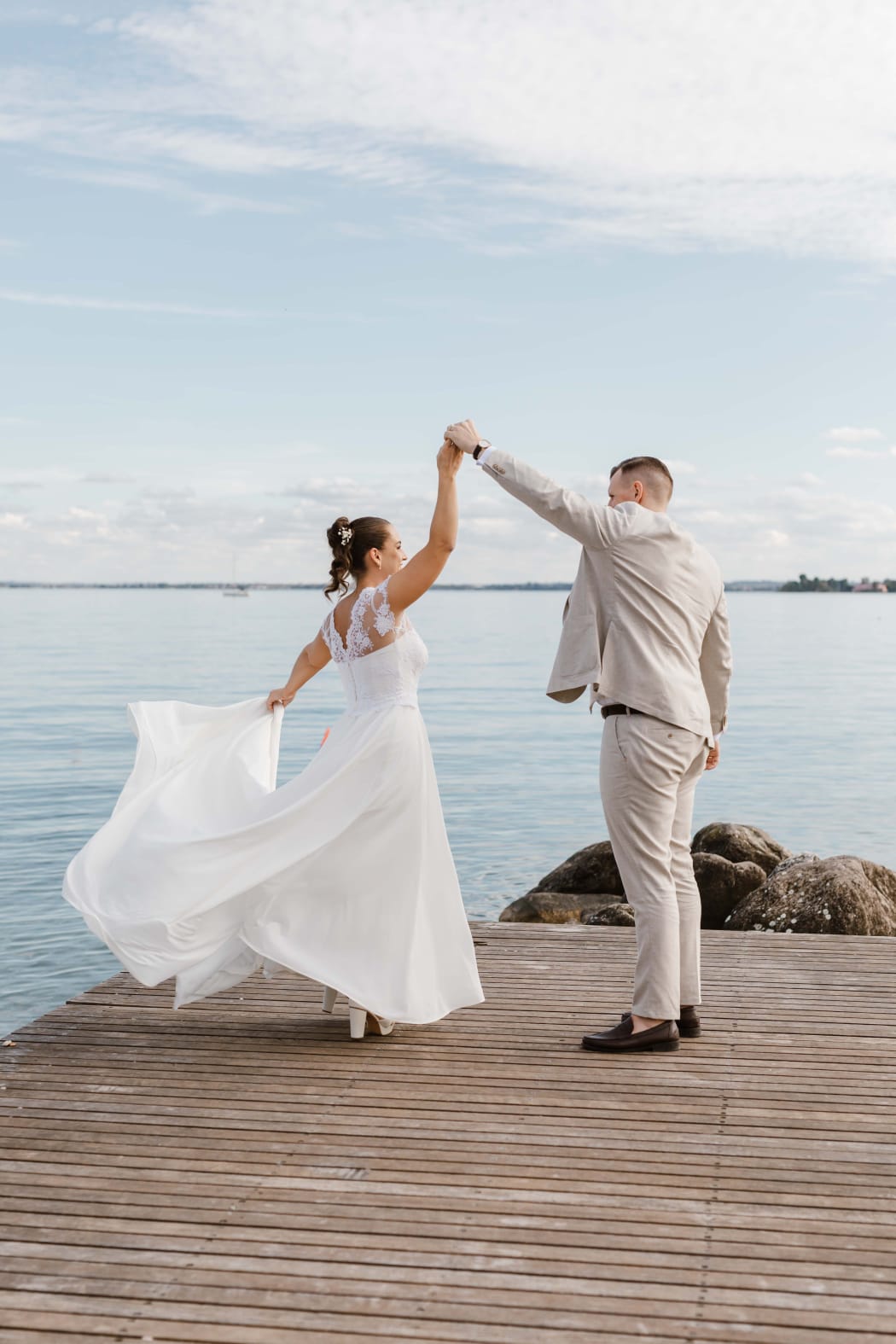 Brudepar danser på brygge ved Gardasjøen