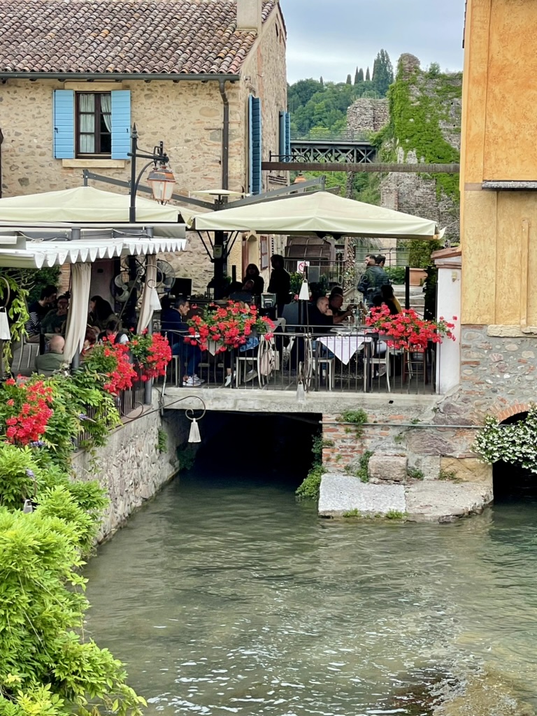 Restaurant med blomsterdekorasjon ved Gardasjøen