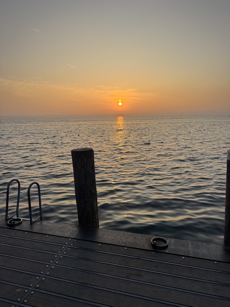 Solnedgang over brygge ved Gardasjøen